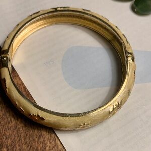 Jin Long Xing Enamel Gold and Cream Floral Hinged Bracelet